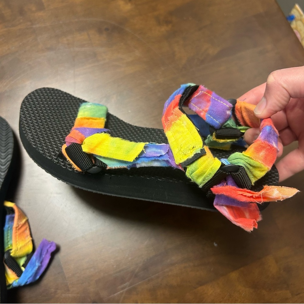 NWT Arizona Love Trekky Bandana Sandal in Rainbow Tie Dye Size 6US/36EU - Picture 7 of 10